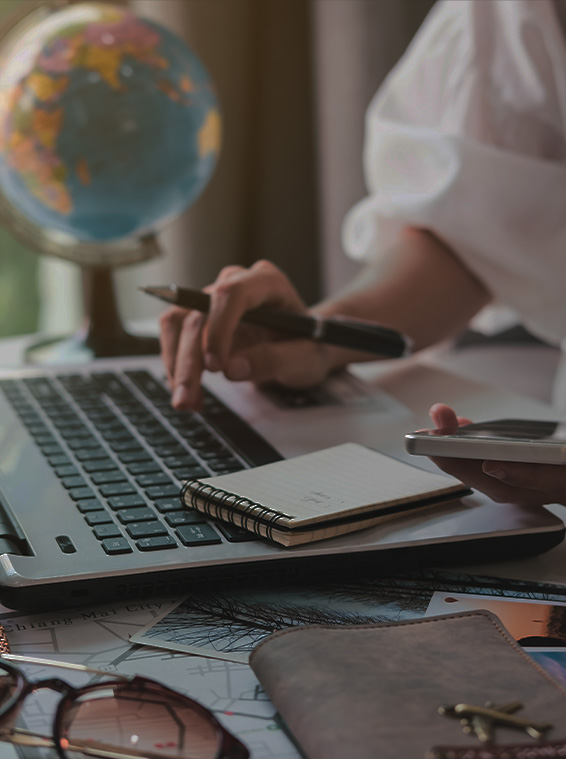 旅行の計画を立てる人