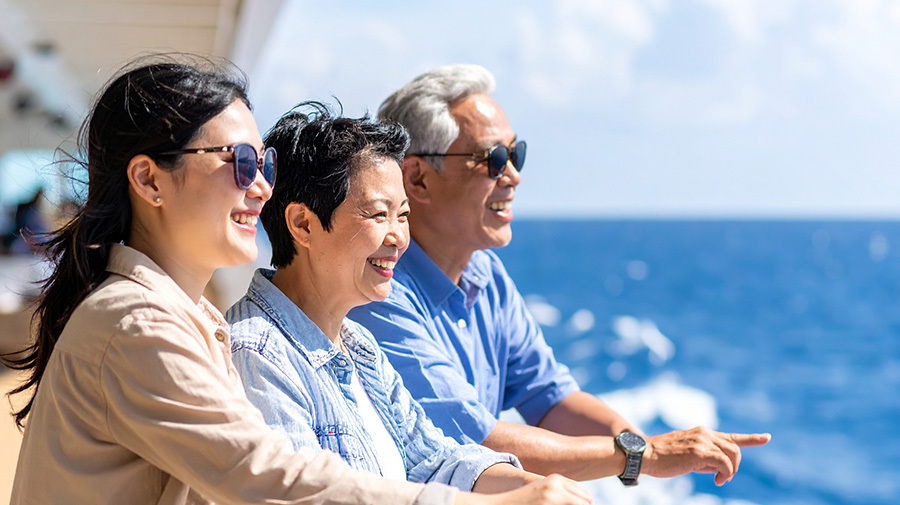 海を眺める家族