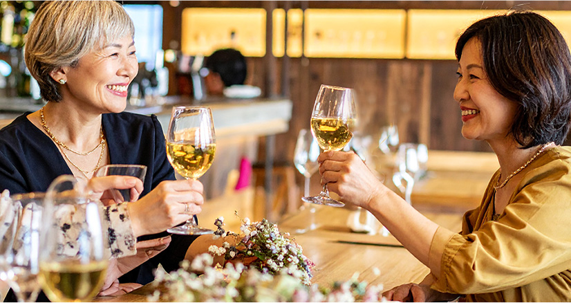 食事を楽しむ親子